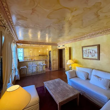 Place Des Lices, Daire Saint-Tropez