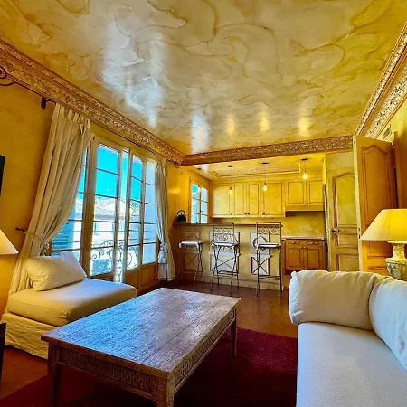 Place Des Lices, Apartment